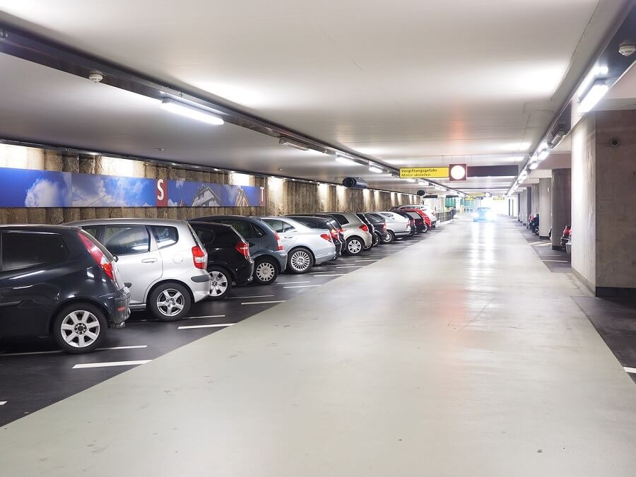 Parking lotniskowy