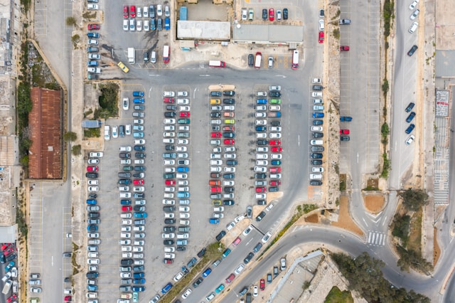 Jakie są najlepsze parkingi przy lotniskach w dużych miastach