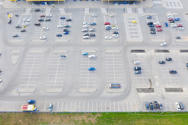 Jakie są najlepsze parkingi na lotnisku dla podróżujących biznesowo