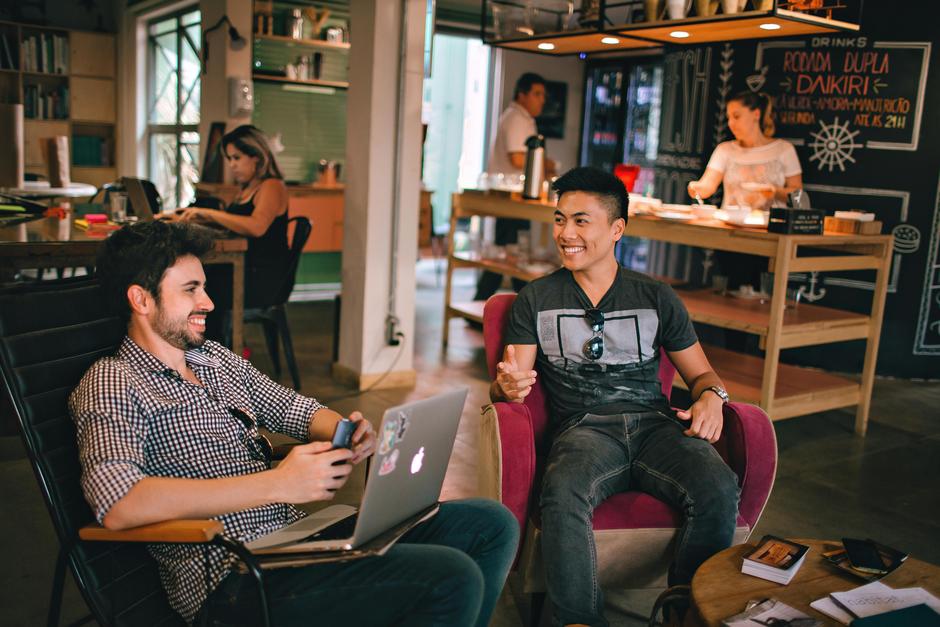 Strefy coworkingowe na lotniskach – jak z nich korzystać efektywnie?
