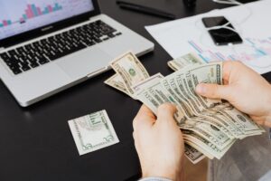 Praca hybrydowa a podróże